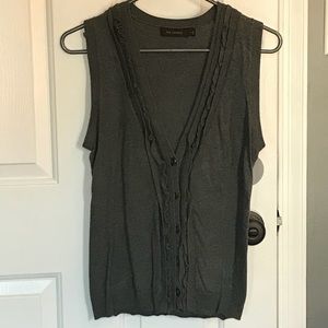 Limited ruffled sweater vest